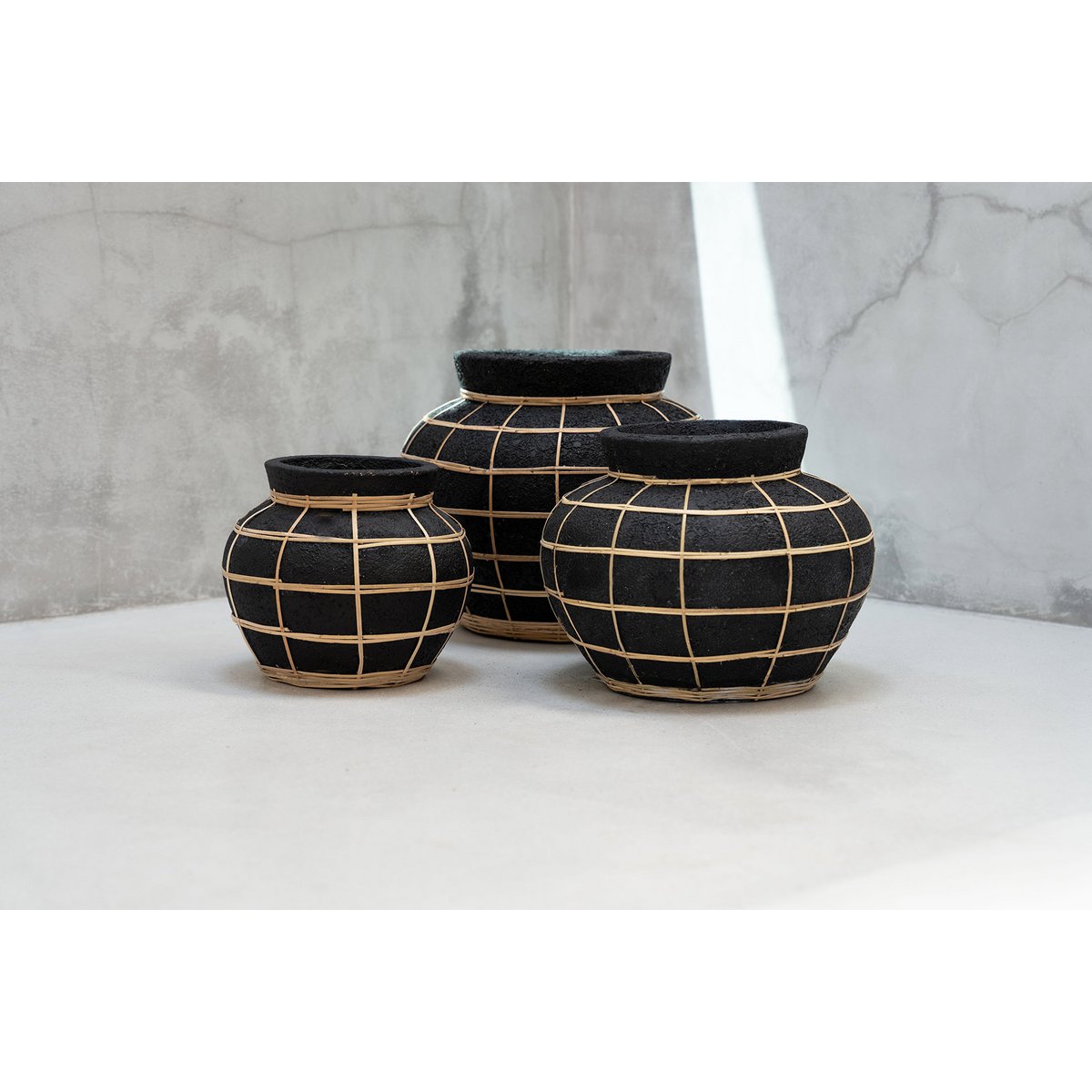 Handcrafted Black Belly Vase – Timeless Artisan Design